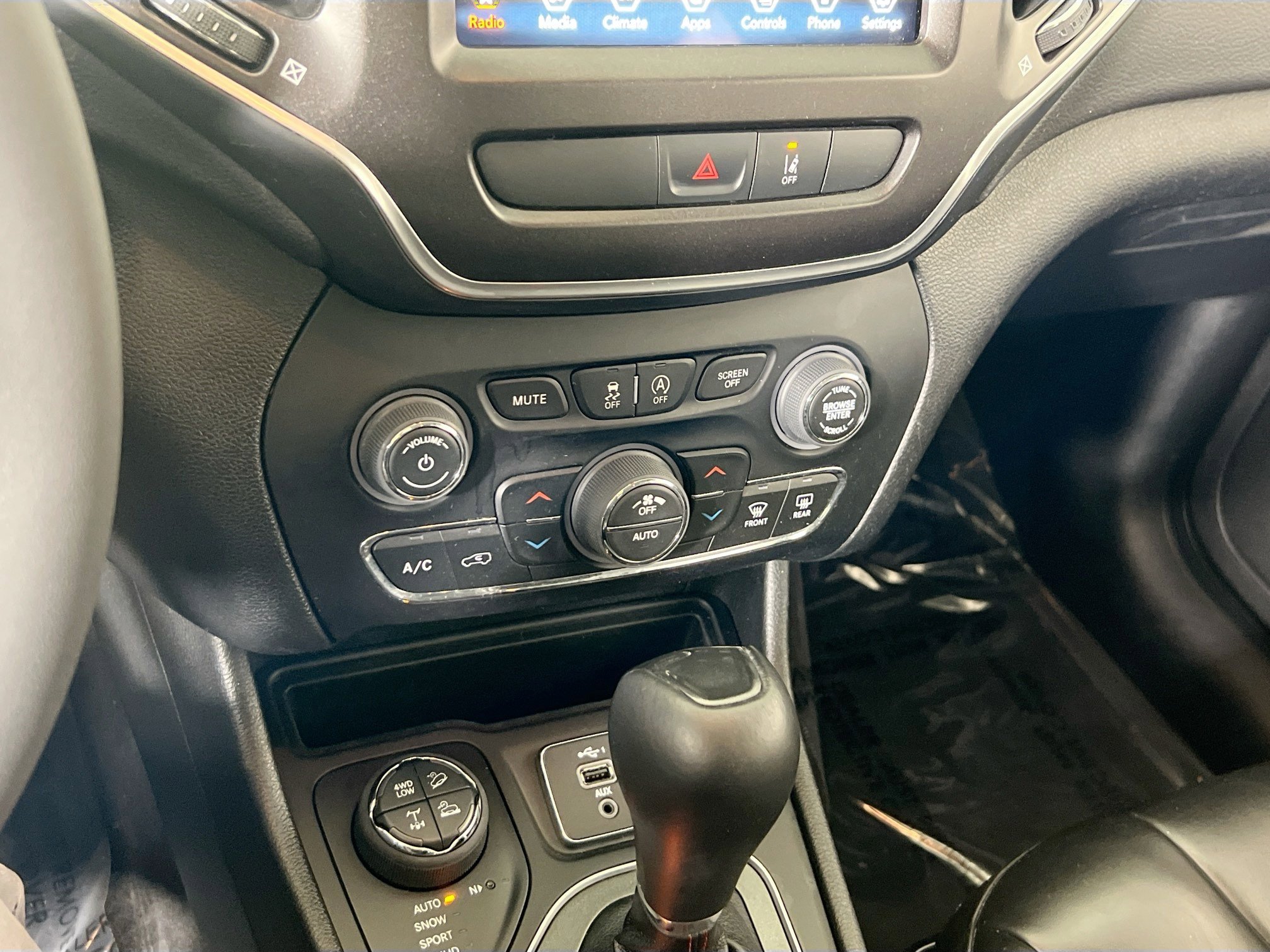 Used 2022 Jeep Cherokee Trailhawk w/ Comfort/Convenience Group AWD/4WD image 15