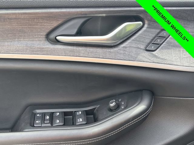 Used 2023 Jeep Grand Cherokee Limited w/ Black Appearance Package AWD/4WD image 10