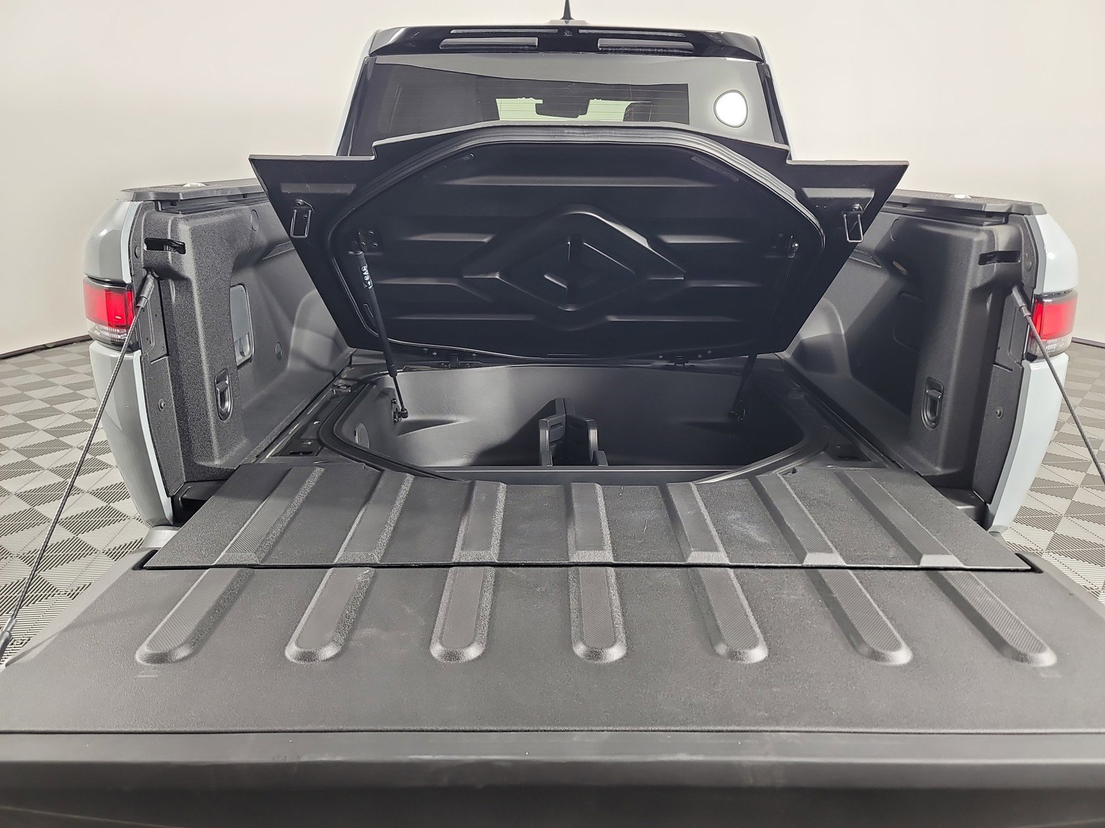 Used 2025 Rivian R1T Adventure AWD/4WD image 15
