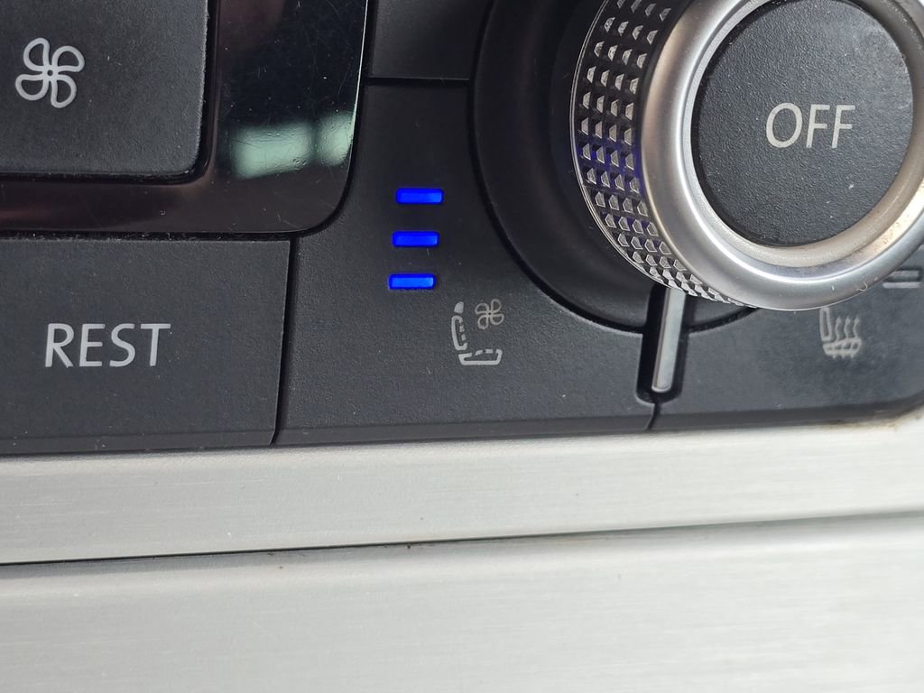 Used 2017 Volkswagen Touareg Wolfsburg Edition image 28