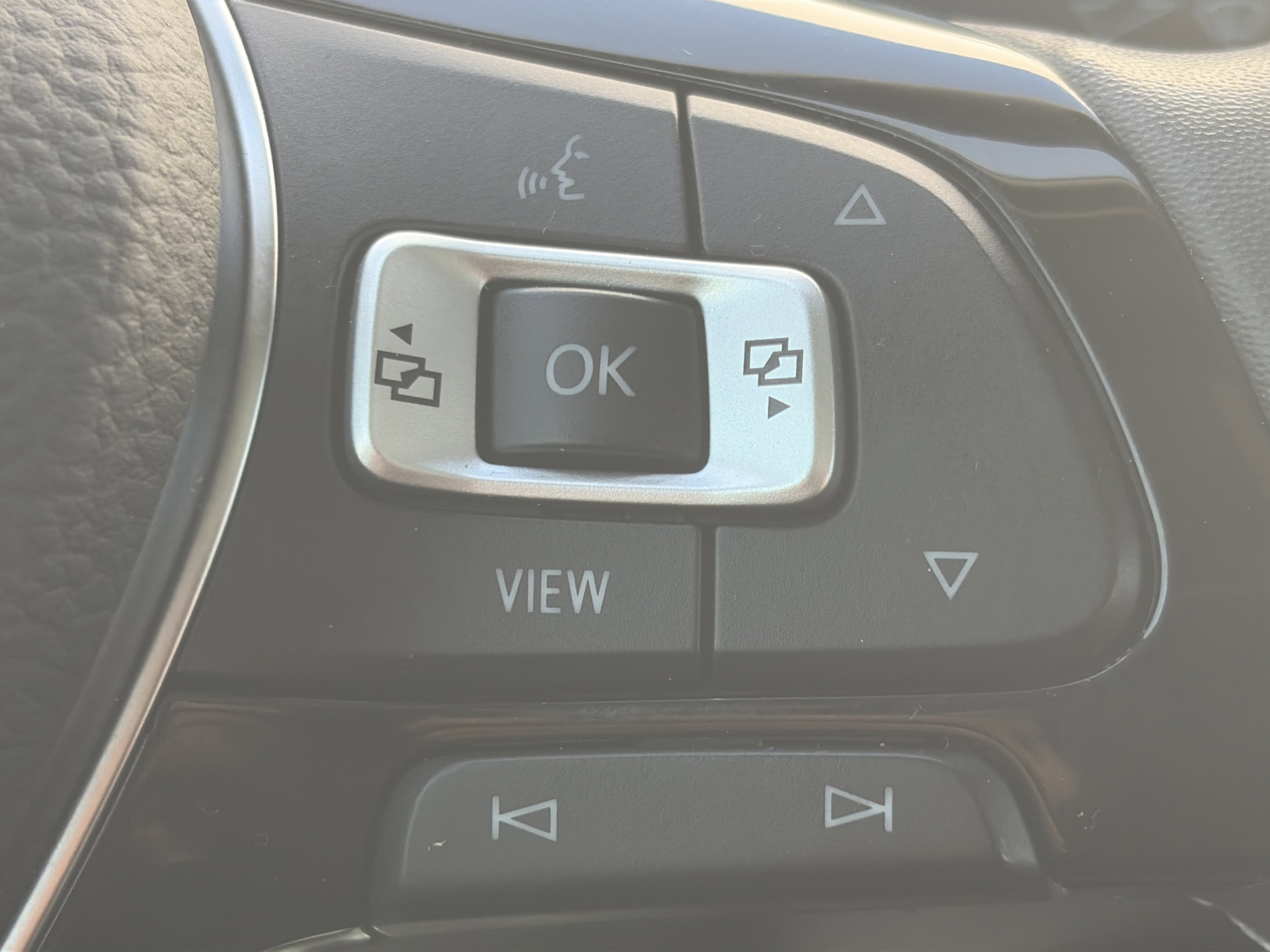 Used 2021 Volkswagen Tiguan SEL AWD/4WD image 18