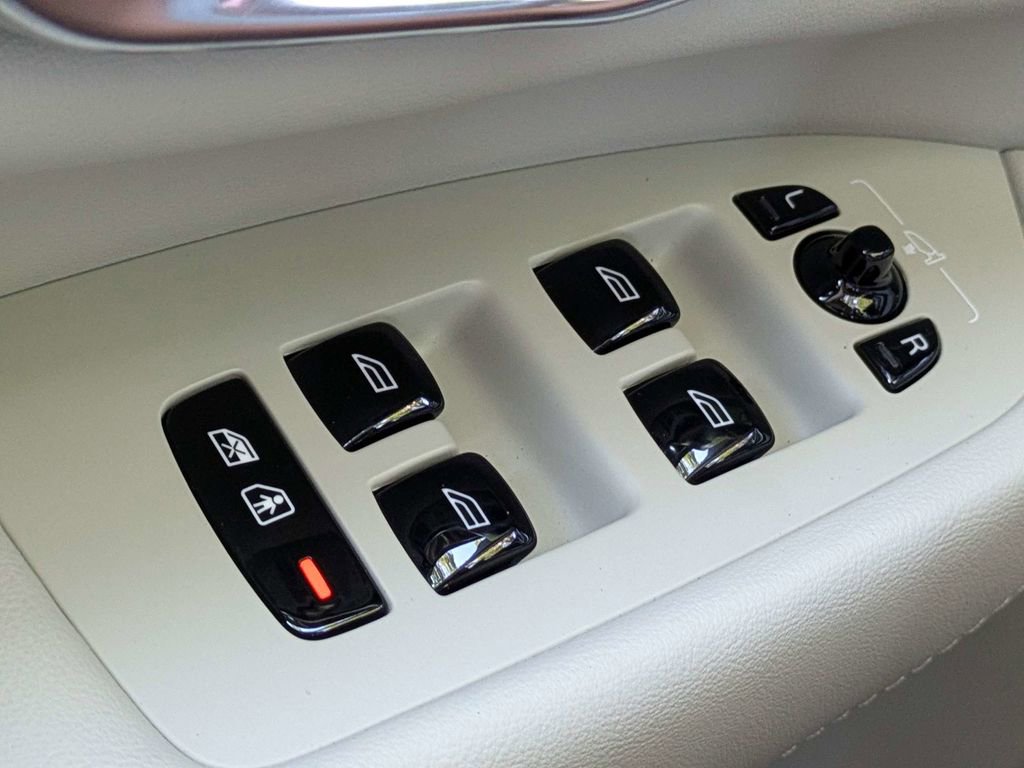 Certified 2025 Volvo XC90 B6 Plus AWD/4WD image 25