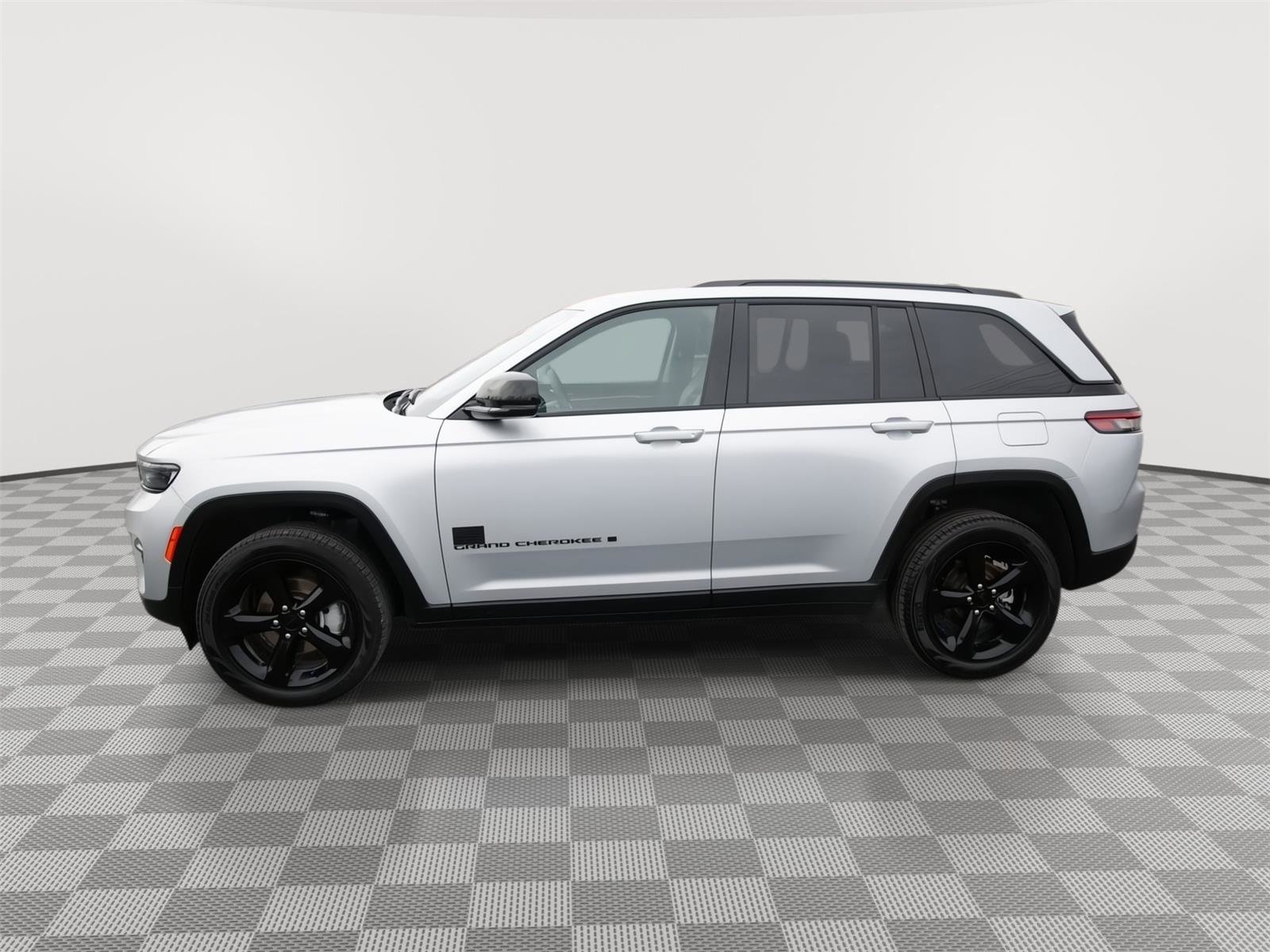 Used 2024 Jeep Grand Cherokee Limited w/ Black Appearance Package image 6