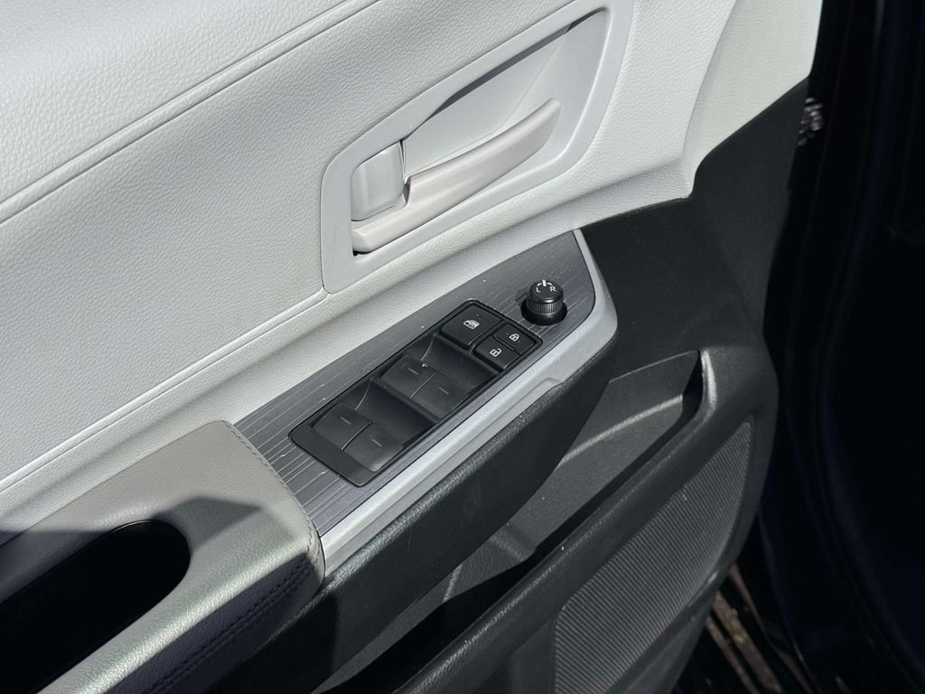 Used 2025 Toyota Sienna LE FWD image 19