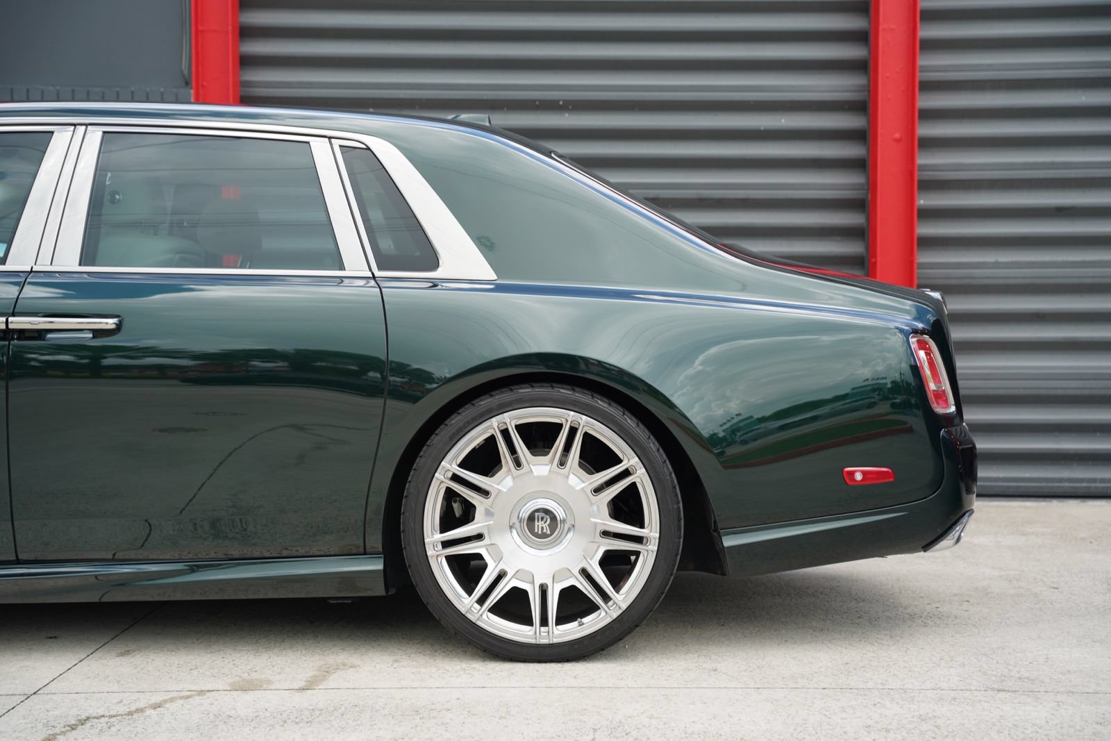 Used 2022 Rolls-Royce Phantom Sedan RWD image 16