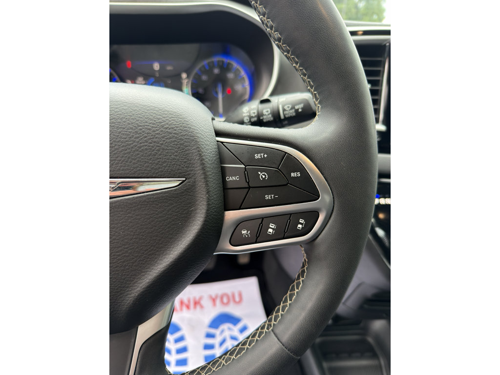 Used 2025 Chrysler Pacifica Select FWD image 14