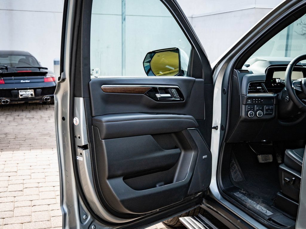 Used 2025 Chevrolet Tahoe High Country AWD/4WD image 27