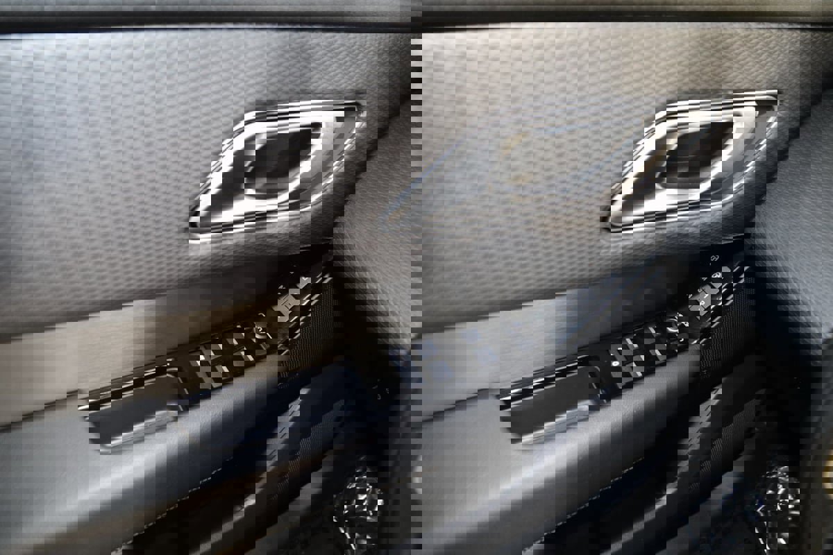 Used 2021 Land Rover Range Rover Velar R-Dynamic S image 28