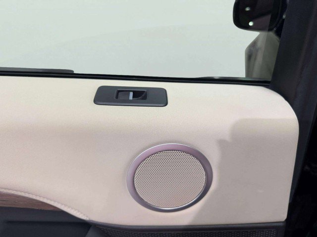 Used 2017 Land Rover Discovery HSE image 34