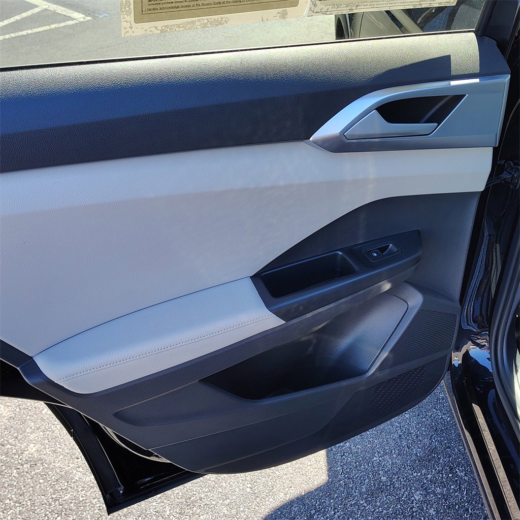 Certified 2025 Volkswagen Taos SE image 8