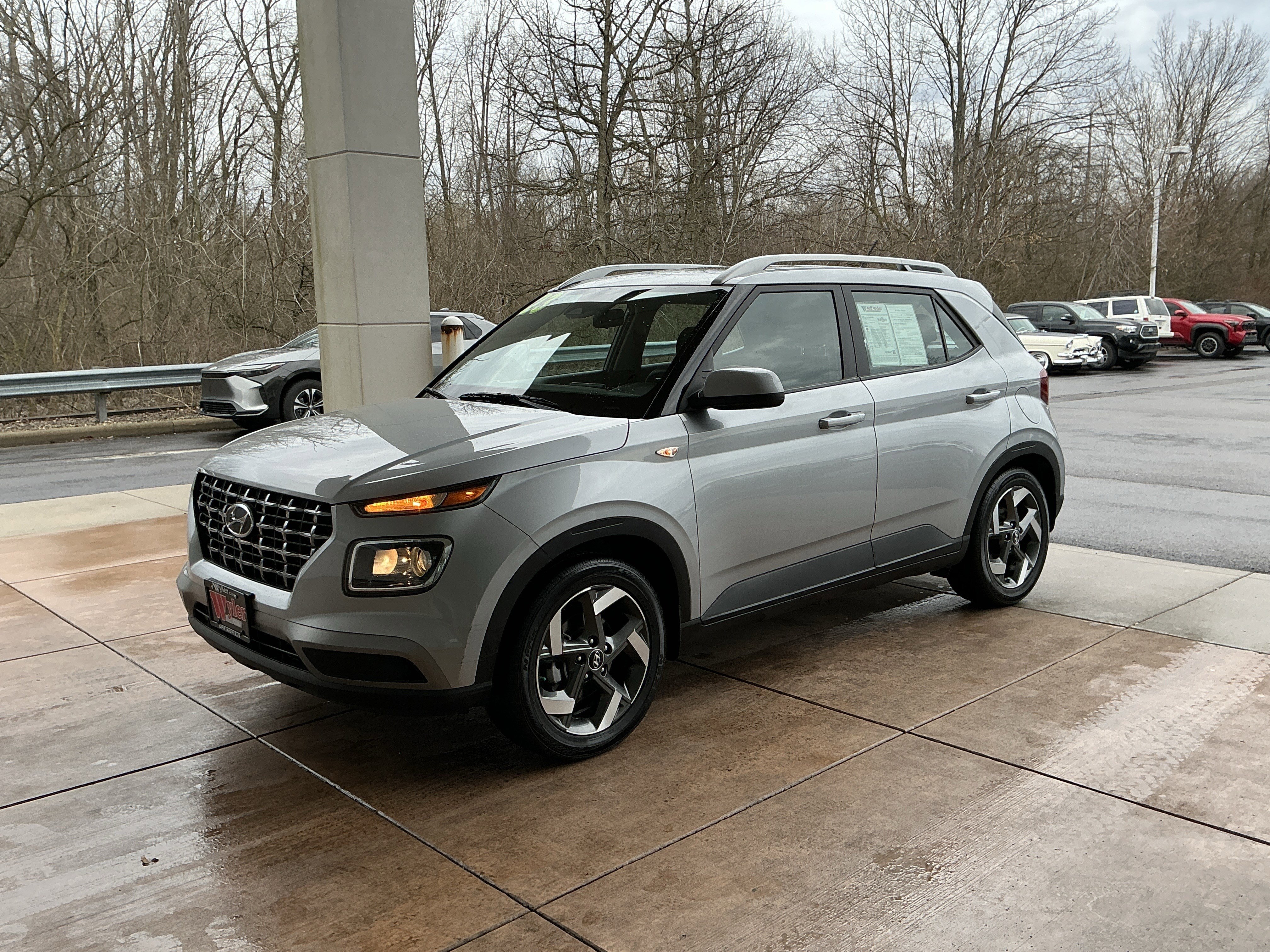 Used 2023 Hyundai Venue SEL image 3