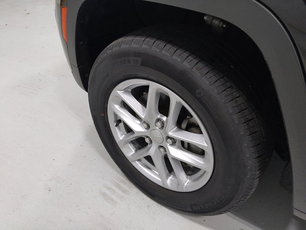Used 2023 Jeep Grand Cherokee Laredo AWD/4WD image 31