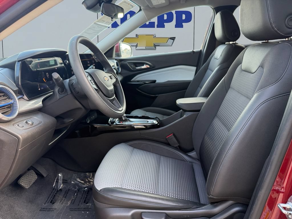 Used 2025 Chevrolet Trax LT FWD image 10