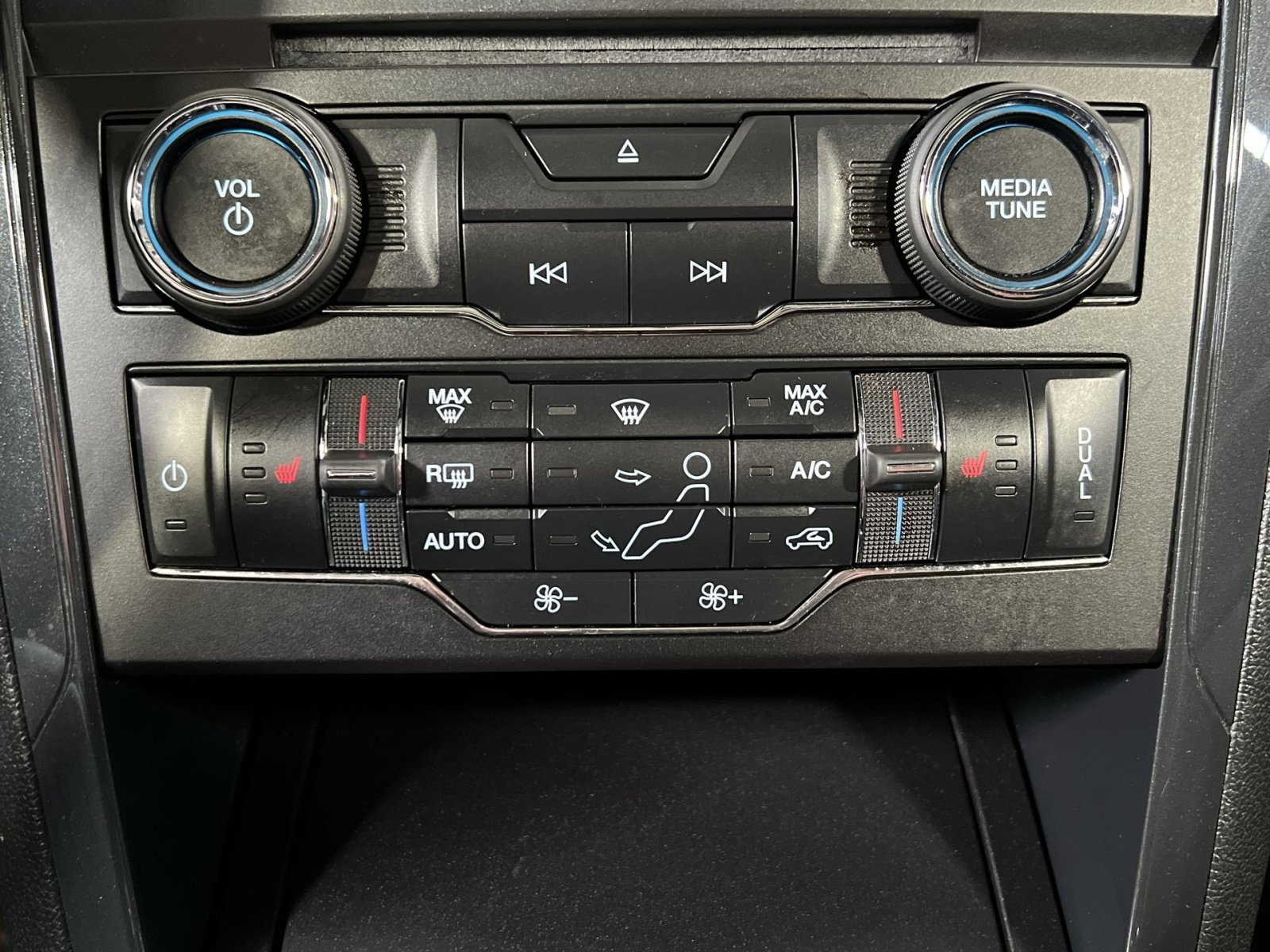 Used 2018 Ford Explorer XLT w/ Equipment Group 202A AWD/4WD image 21