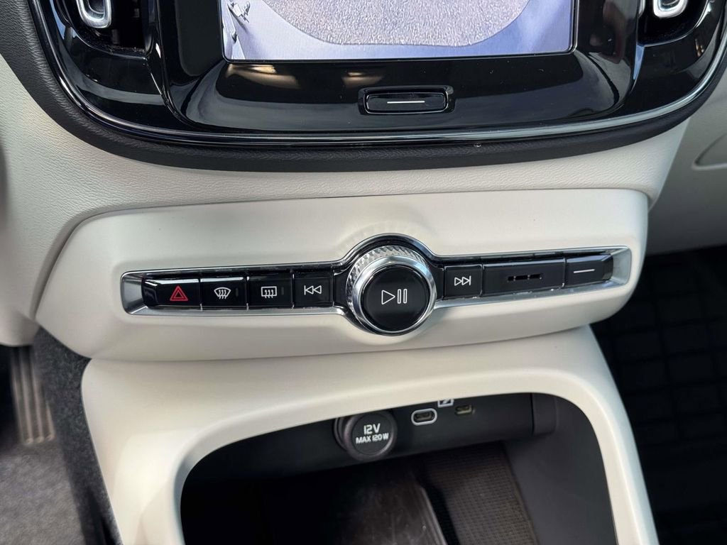 Certified 2026 Volvo XC40 B5 Plus w/ Climate Package image 27