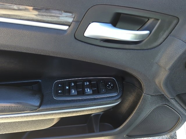 Used 2018 Chrysler 300 Touring w/ Chrome Appearance Package image 18