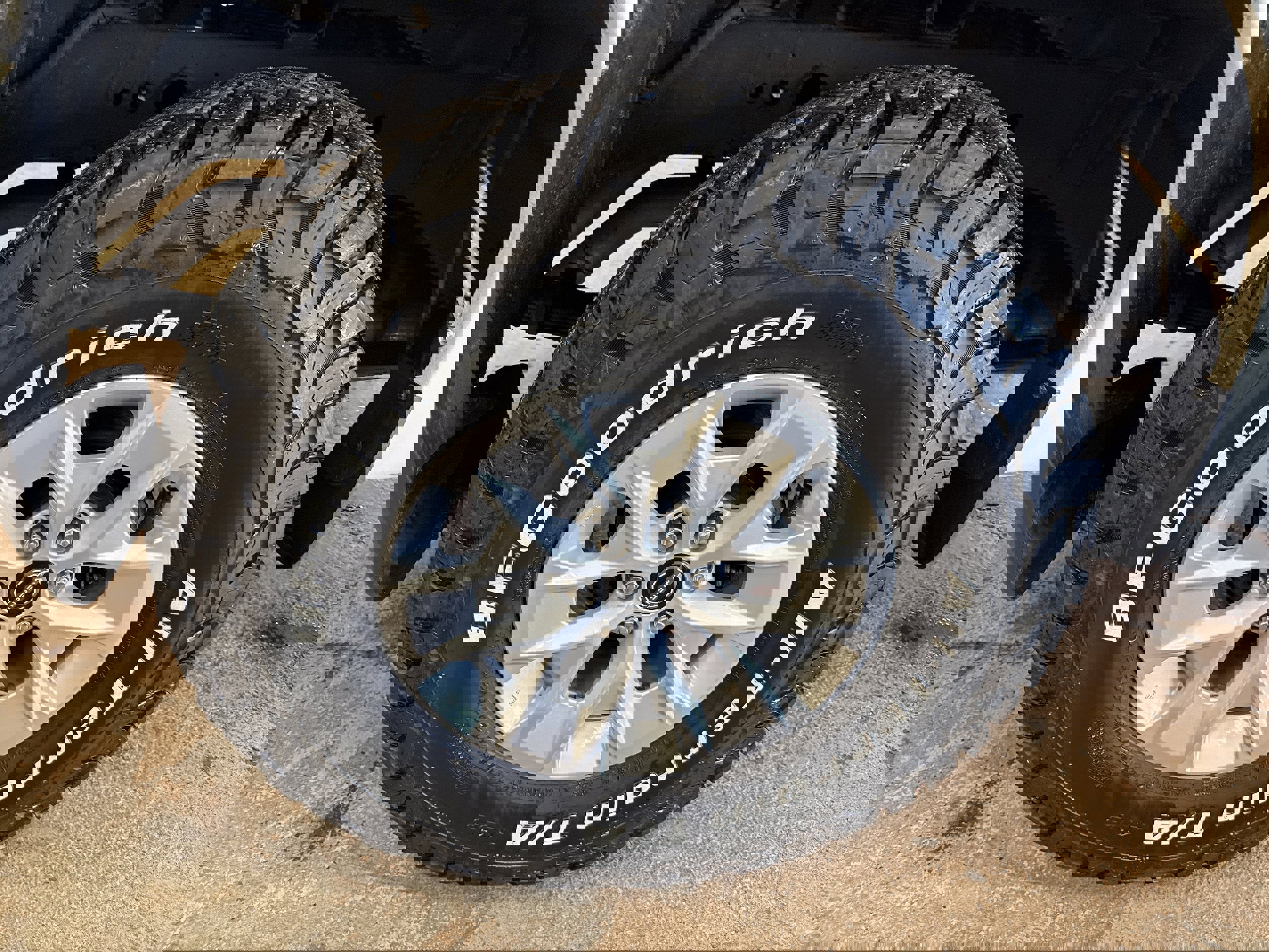 Used 2024 Nissan Frontier SV w/ Technology Package image 12