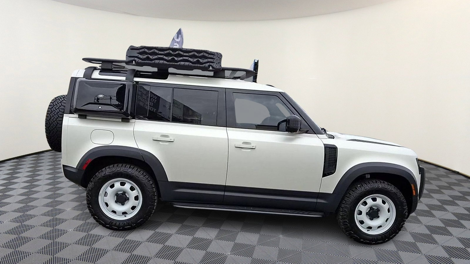 Used 2024 Land Rover Defender 110 S image 9