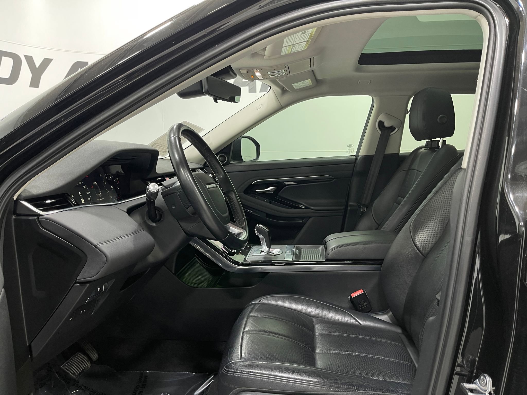 Used 2020 Land Rover Range Rover Evoque SE image 14