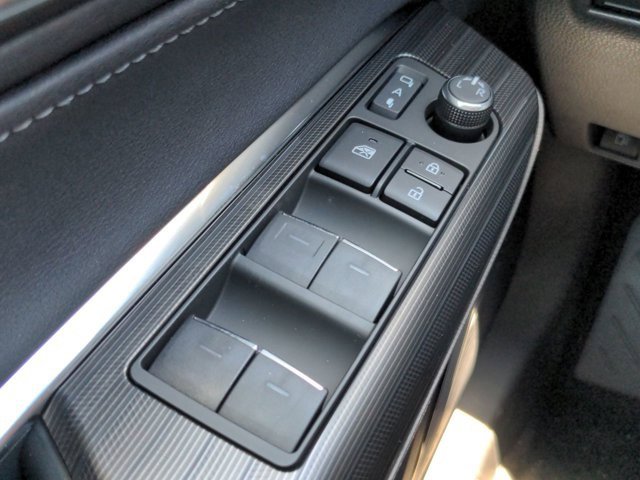 Used 2021 Toyota Venza Limited image 24