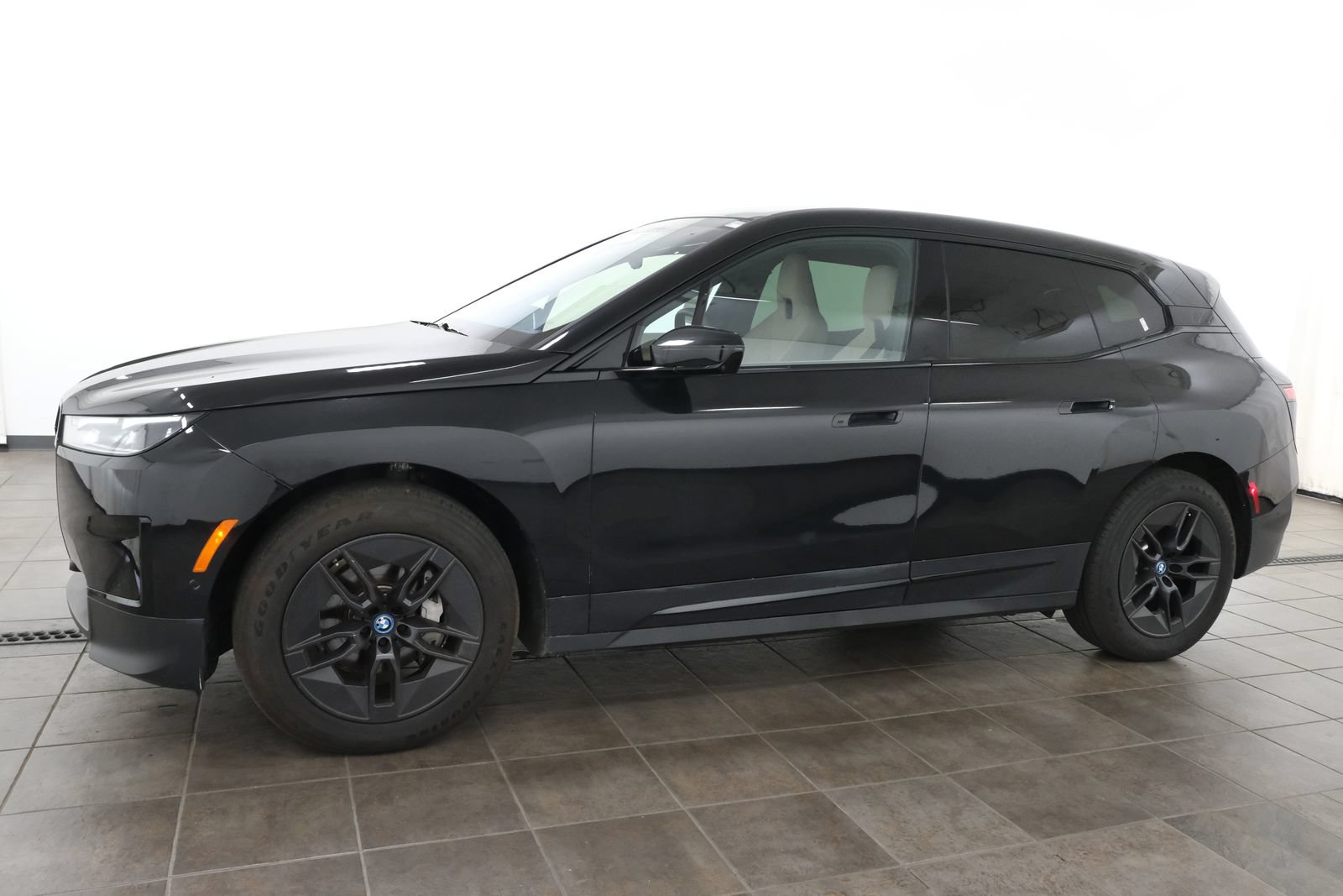 Used 2024 BMW iX xDrive50 w/ Premium Package AWD/4WD image 2
