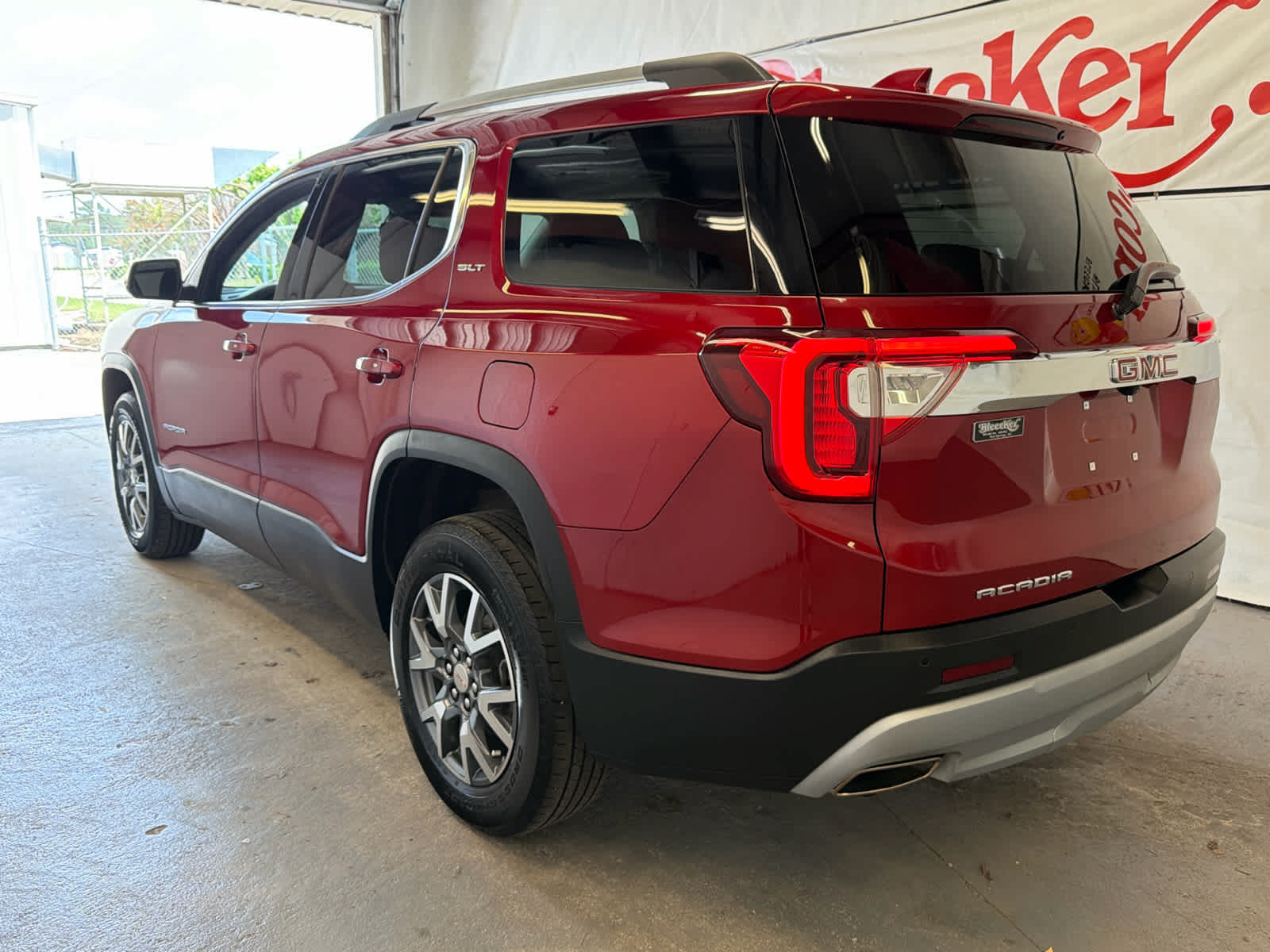 Used 2023 GMC Acadia SLT FWD image 9