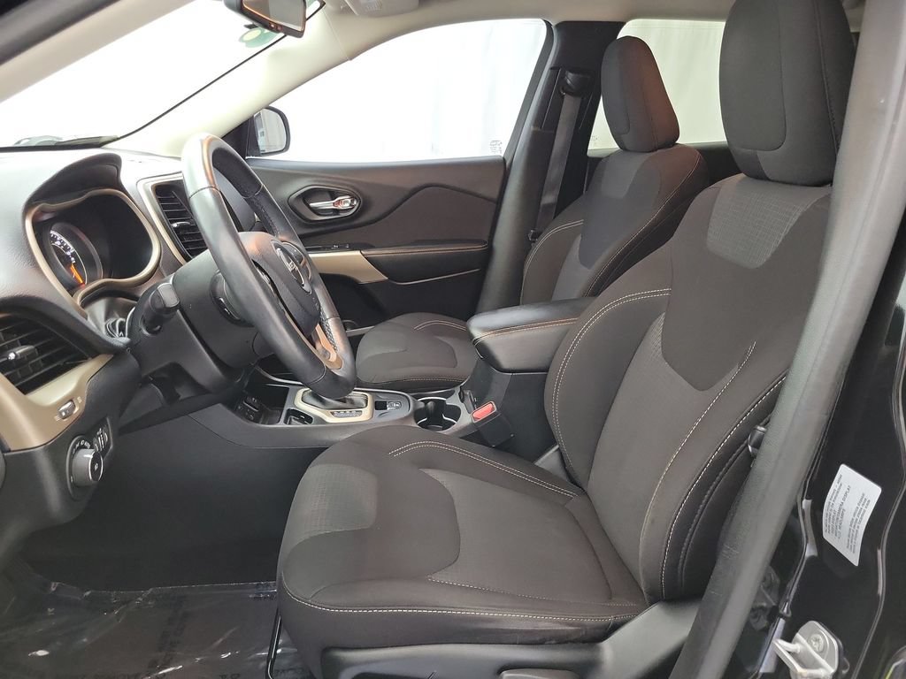 Used 2017 Jeep Cherokee Latitude w/ Cold Weather Group FWD image 9