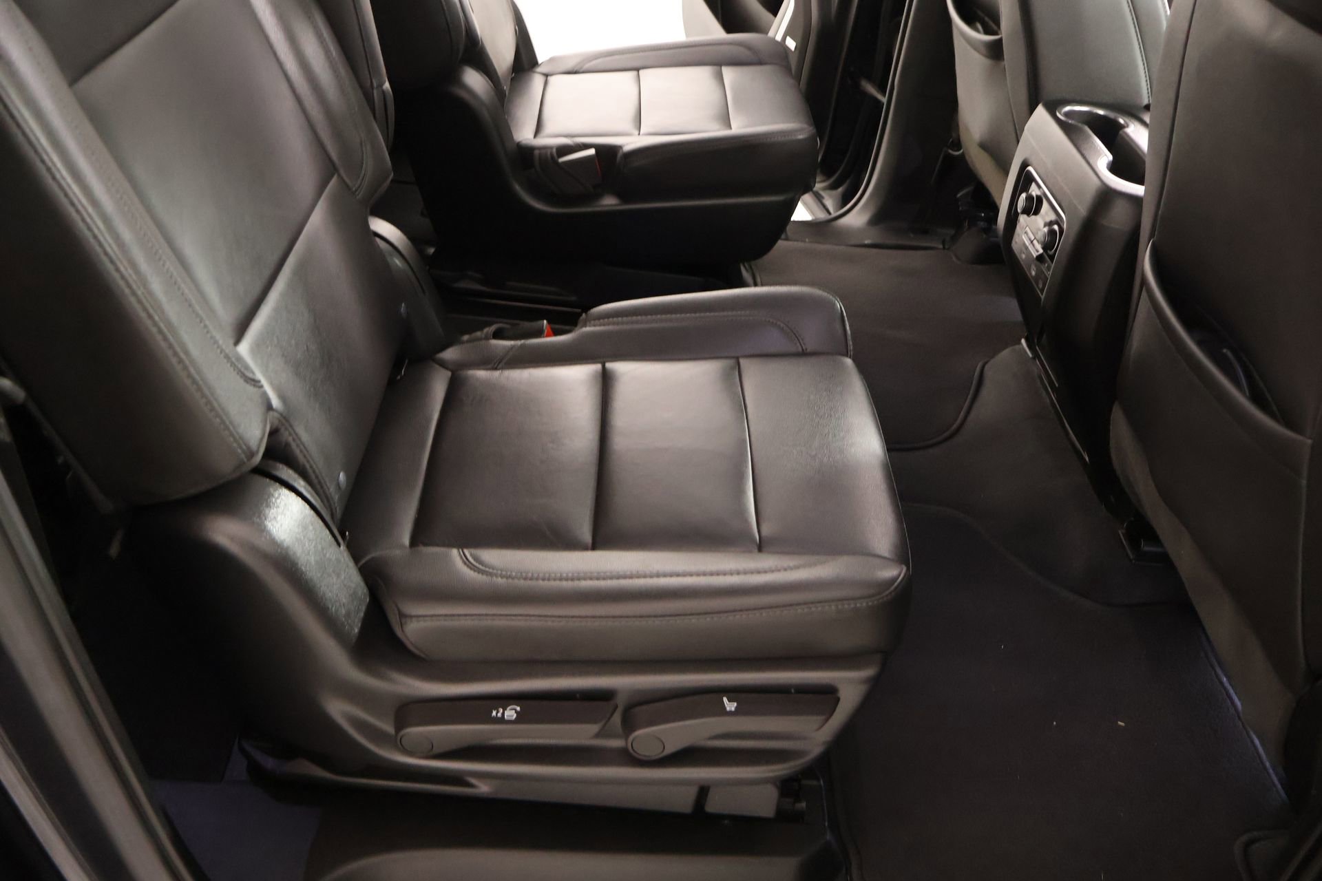 Used 2023 Chevrolet Suburban LT w/ Luxury Package image 15