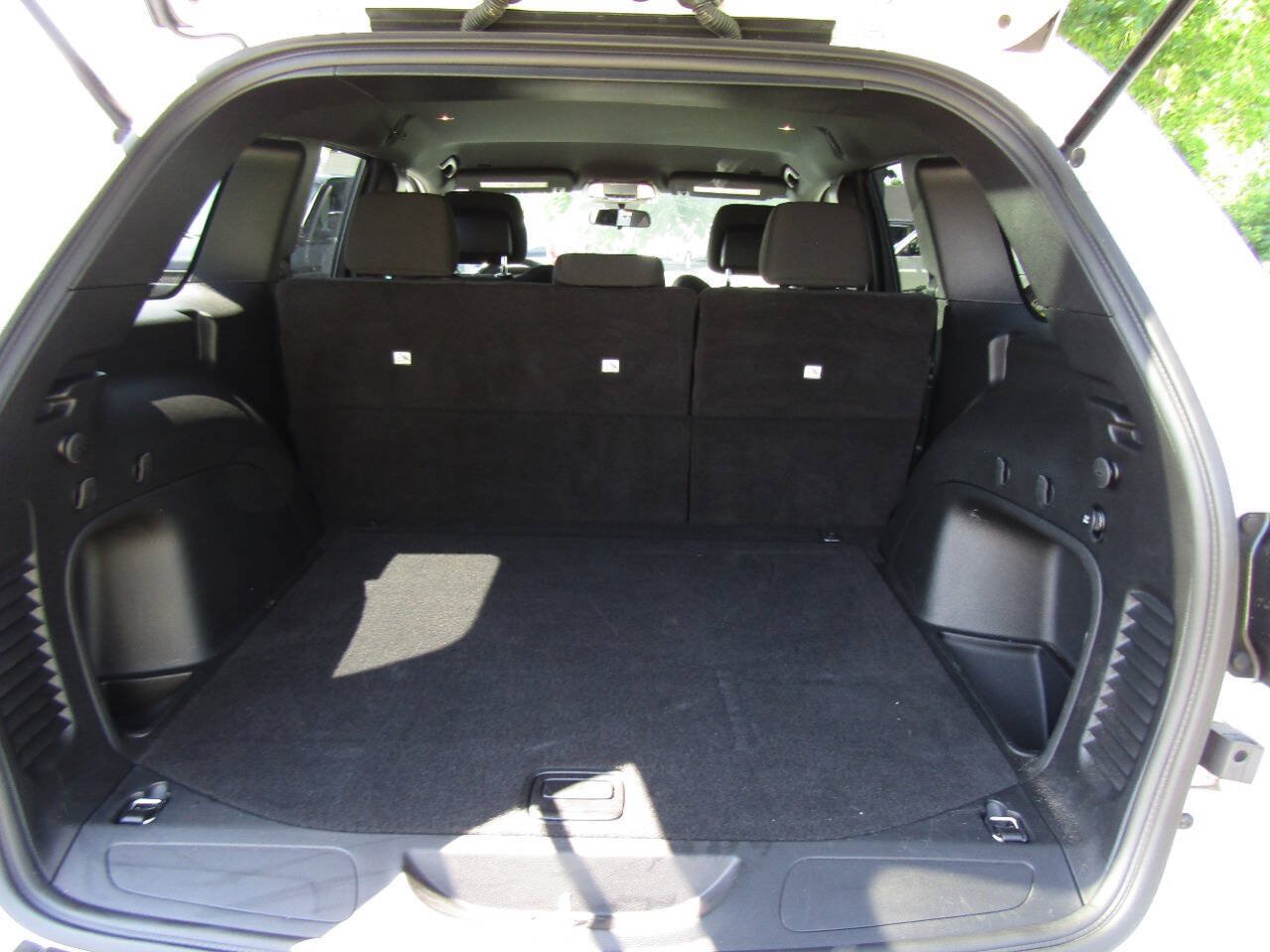 Used 2021 Jeep Grand Cherokee Laredo AWD/4WD image 22