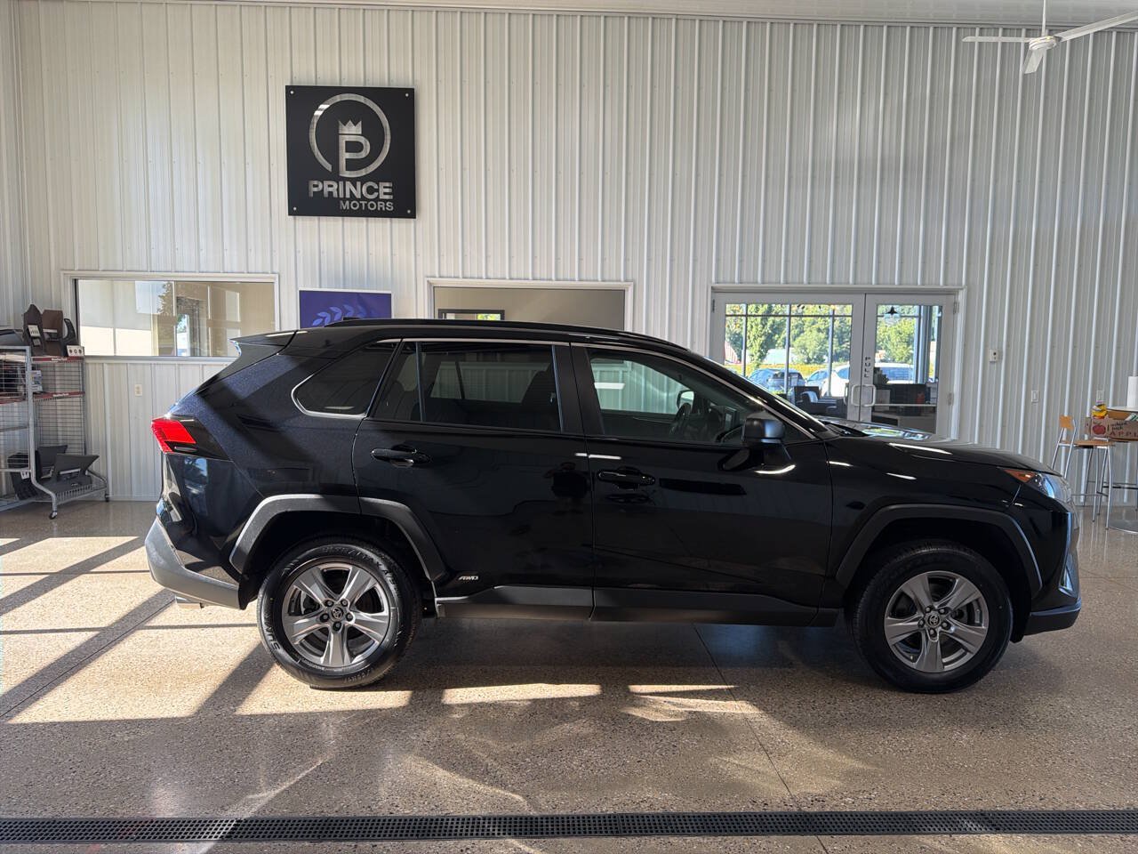 Used 2022 Toyota RAV4 LE AWD/4WD image 5