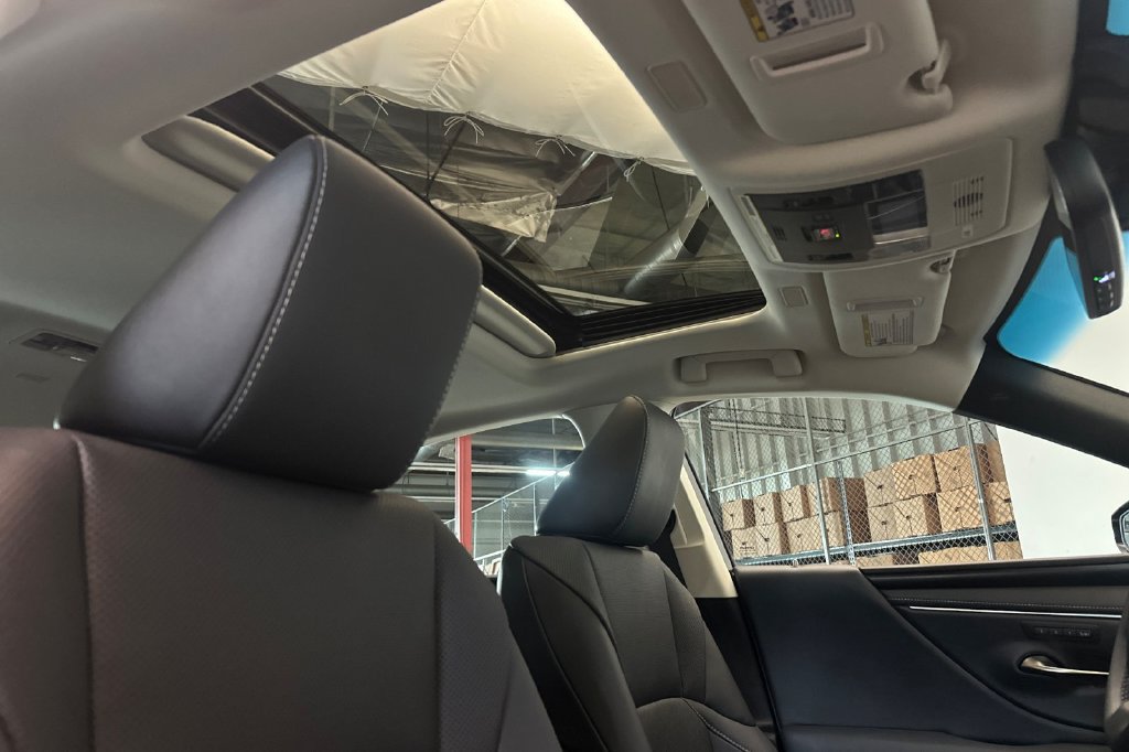 Certified 2022 Lexus ES 300h w/ Premium Package FWD image 16