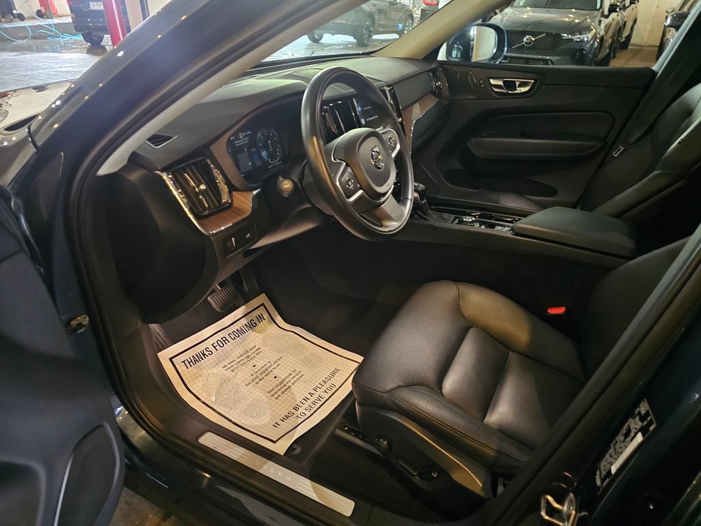 Used 2021 Volvo XC60 T5 Momentum w/ Premium Package AWD/4WD image 15