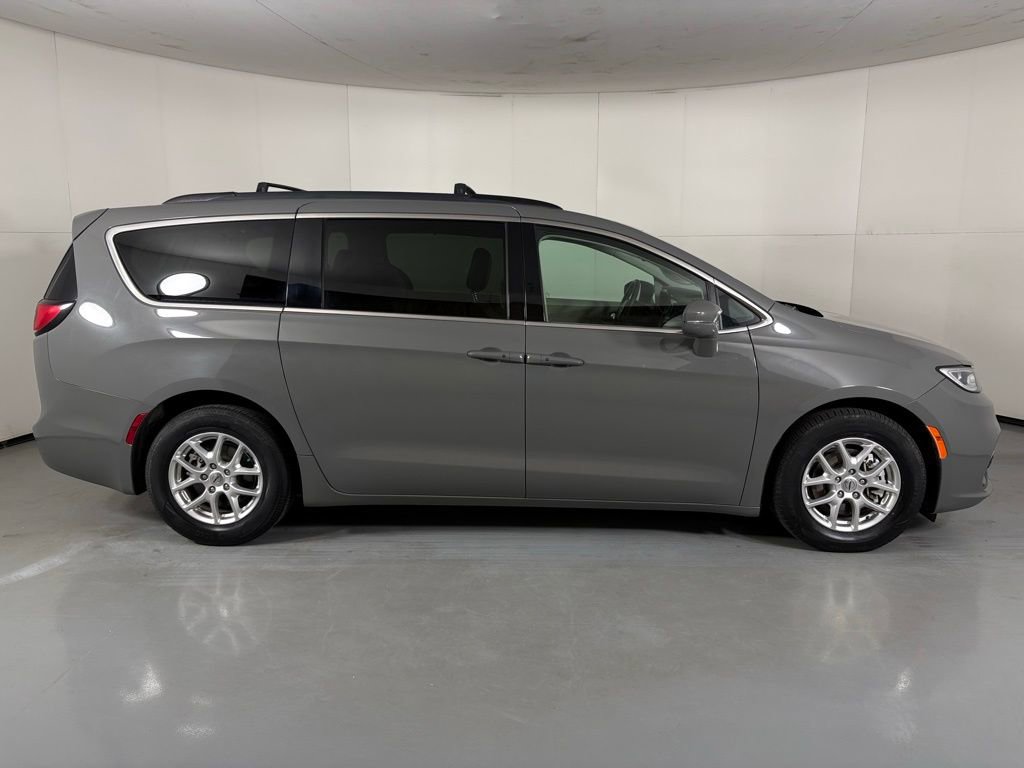 Used 2022 Chrysler Pacifica Touring-L image 9