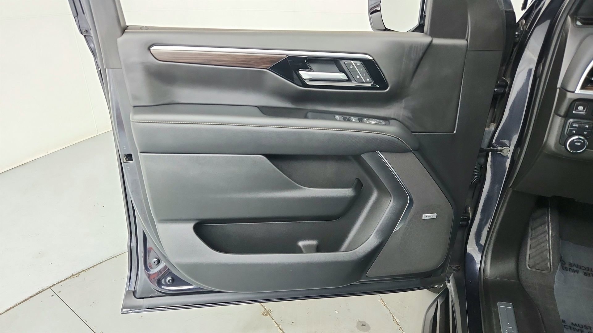 Certified 2025 Chevrolet Suburban Premier AWD/4WD image 16