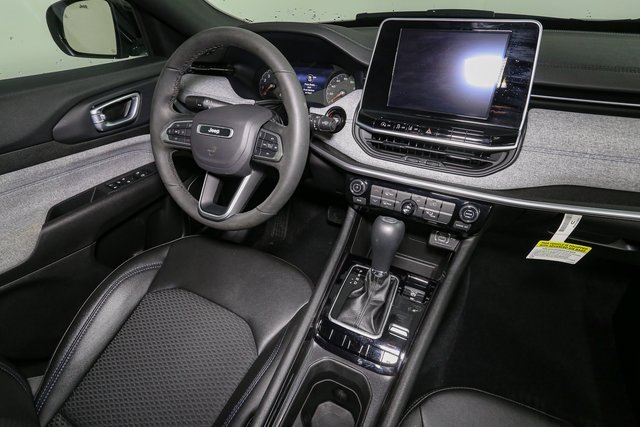 Used 2025 Jeep Compass Latitude image 18