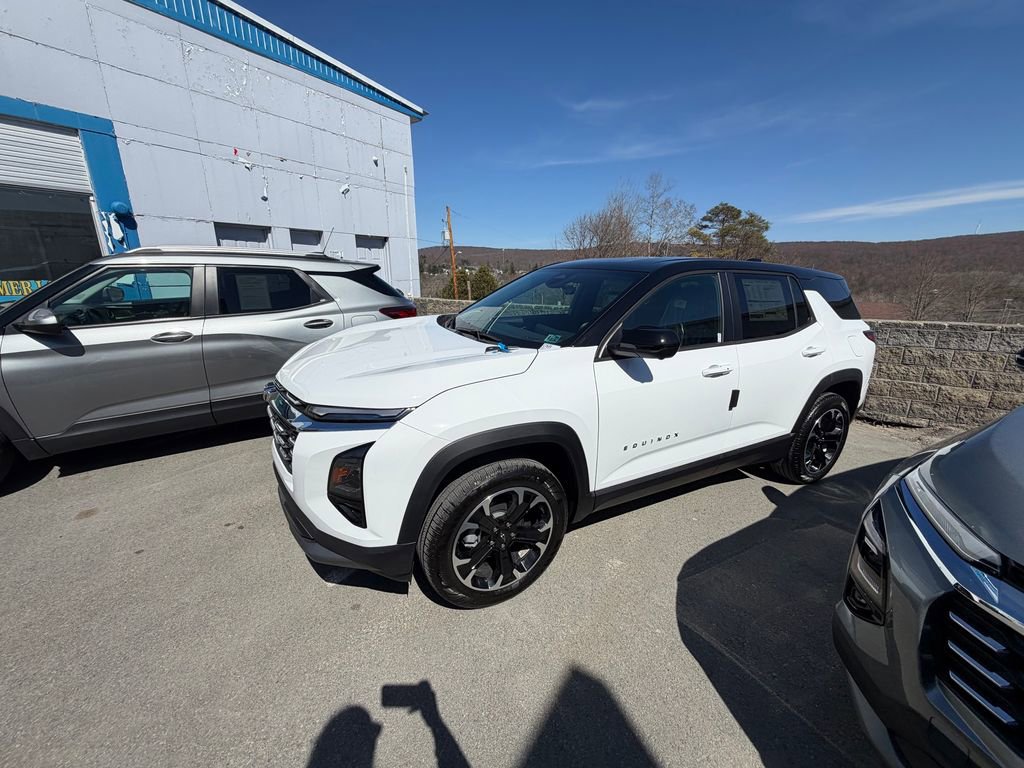 New 2026 Chevrolet Equinox LT image 2