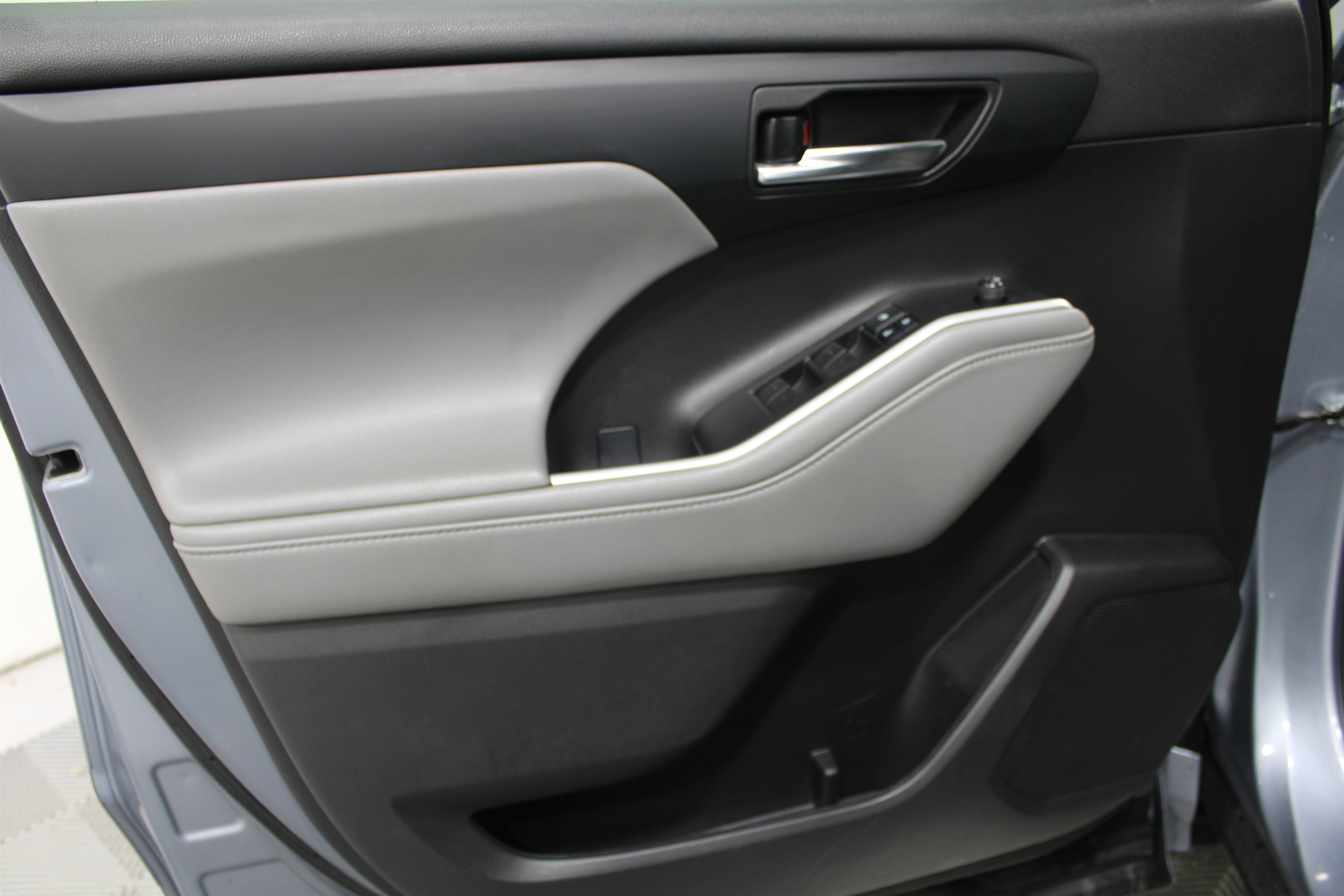 Used 2022 Toyota Highlander XLE image 6