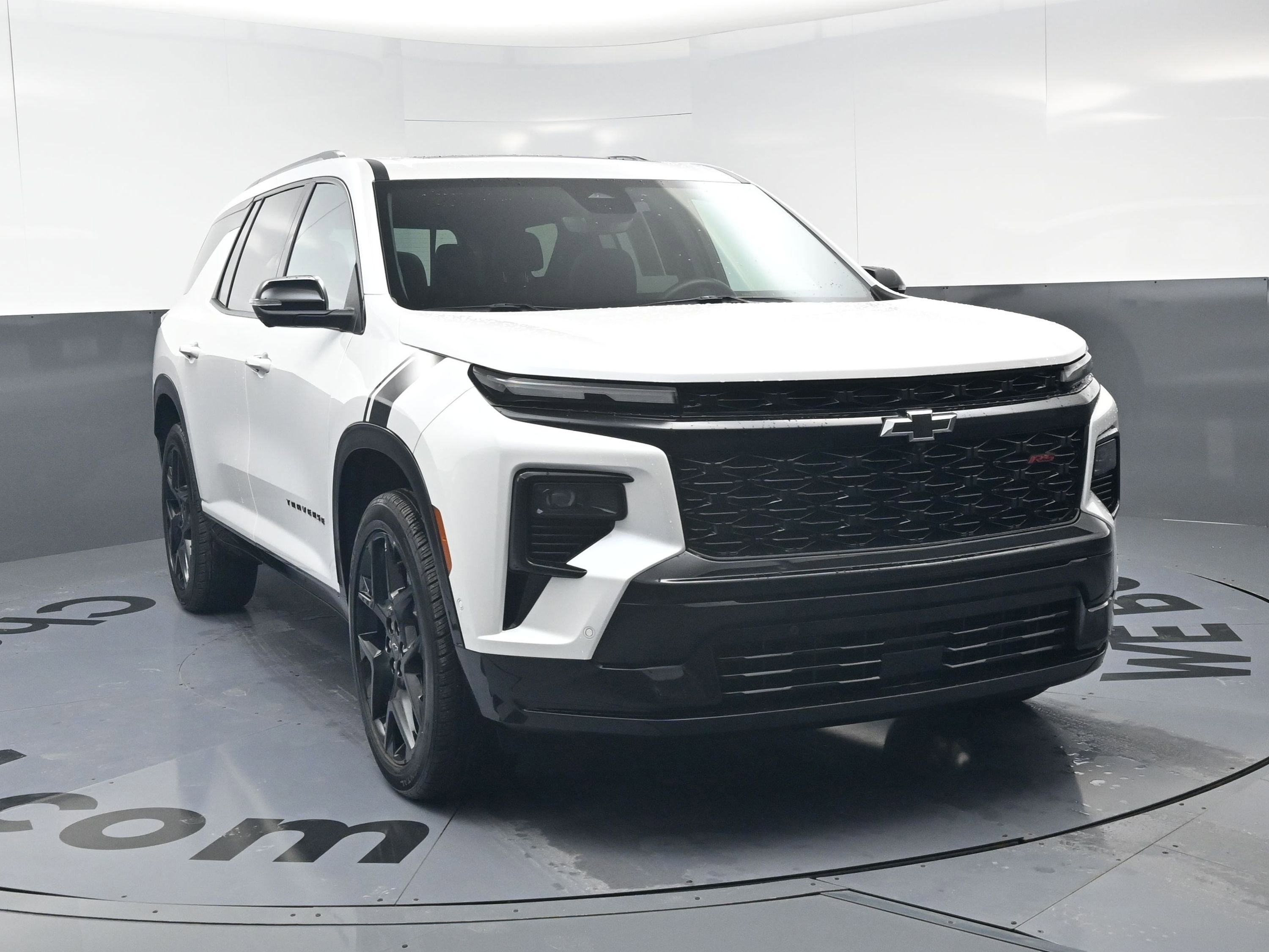 Used 2025 Chevrolet Traverse RS image 3