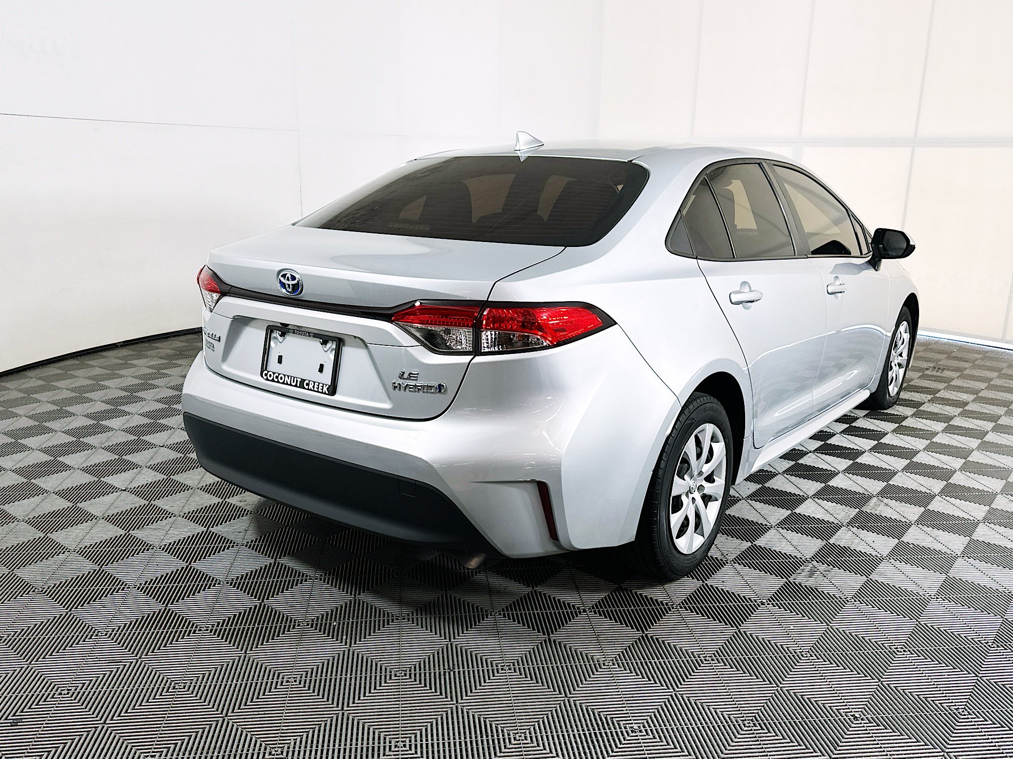Used 2023 Toyota Corolla LE FWD image 3