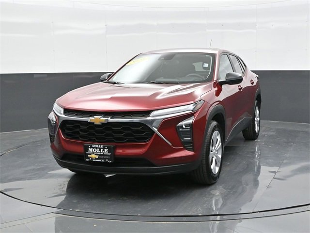Used 2025 Chevrolet Trax LS image 2