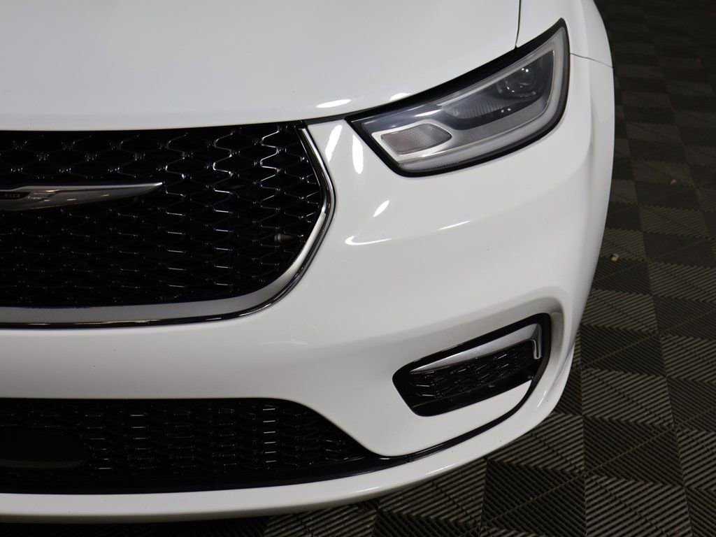 Used 2023 Chrysler Pacifica Touring-L image 15