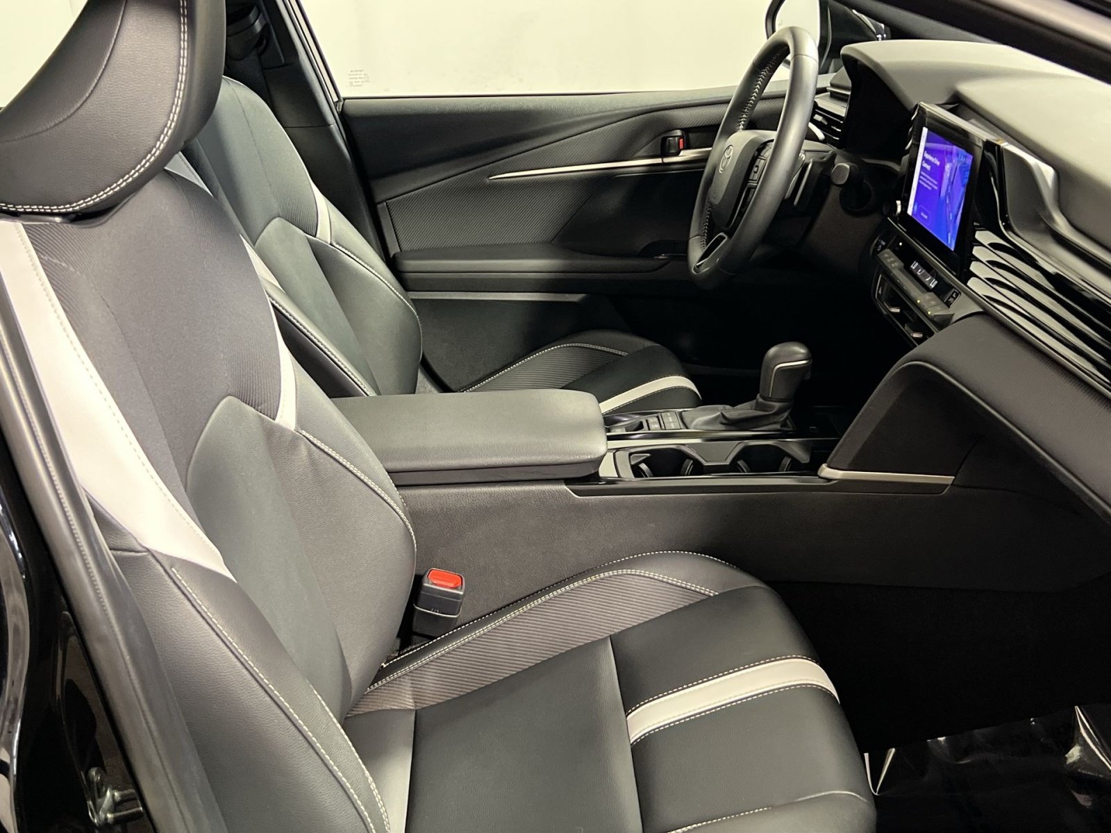Used 2025 Toyota Camry SE FWD image 29