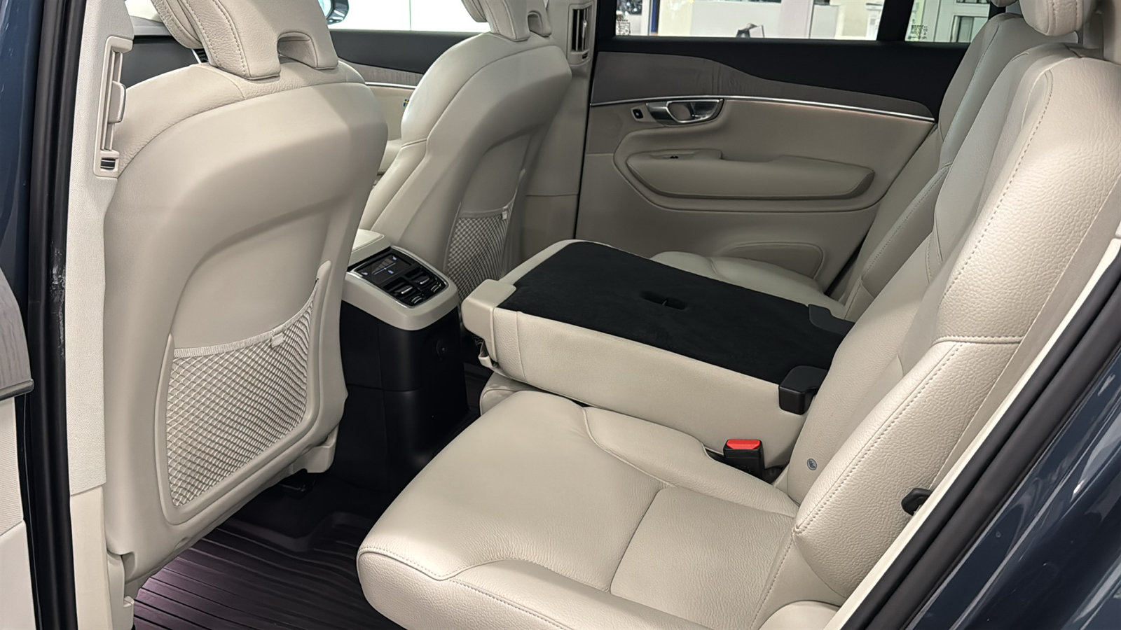 Used 2025 Volvo XC90 T8 Plus w/ Protection Package AWD/4WD image 27