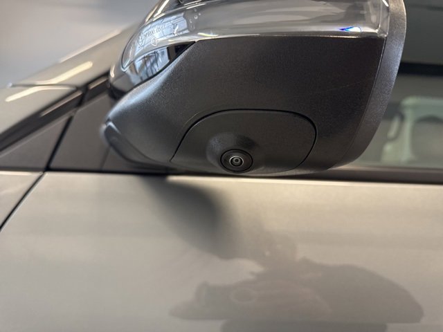 Used 2025 Chevrolet Traverse Z71 image 12