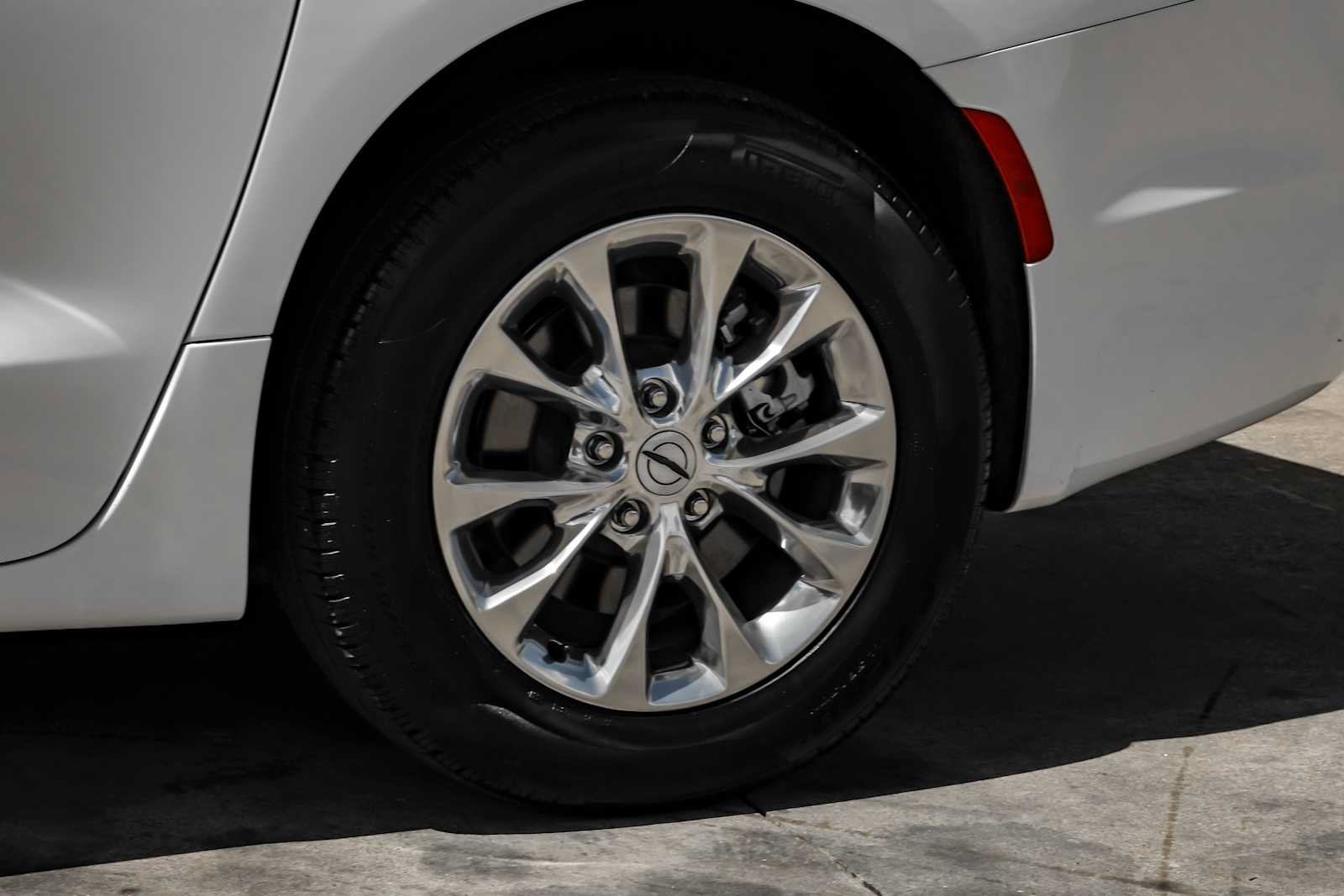 Used 2022 Chrysler Pacifica Touring-L AWD/4WD image 56