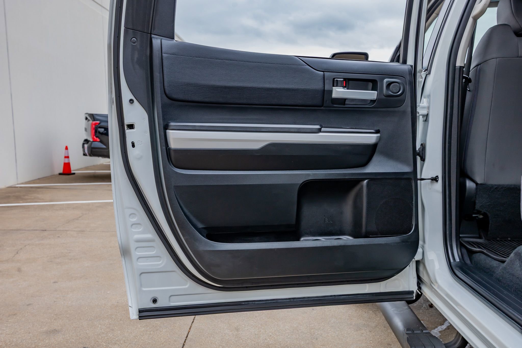 Used 2021 Toyota Tundra SR5 w/ SR5 Upgrade Package AWD/4WD image 38