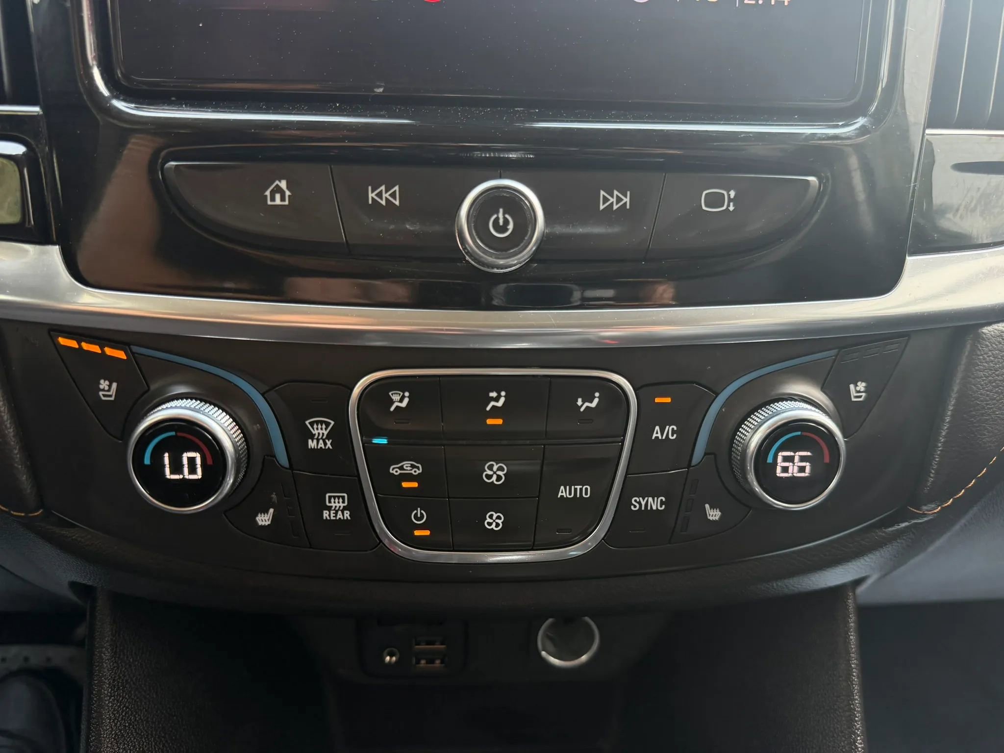 Used 2020 Chevrolet Traverse Premier image 32