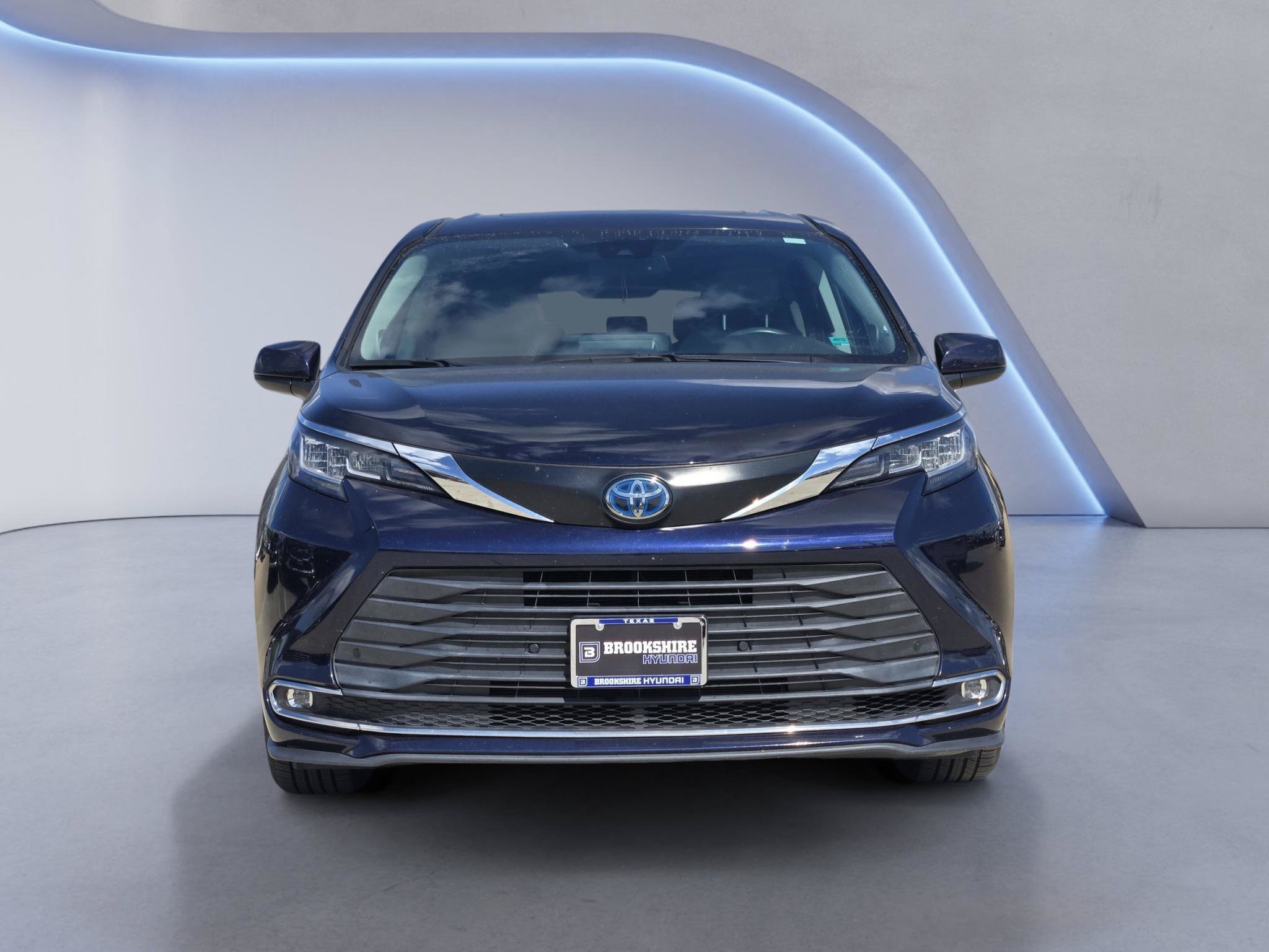 Used 2022 Toyota Sienna XLE w/ XLE Plus Package AWD/4WD image 2