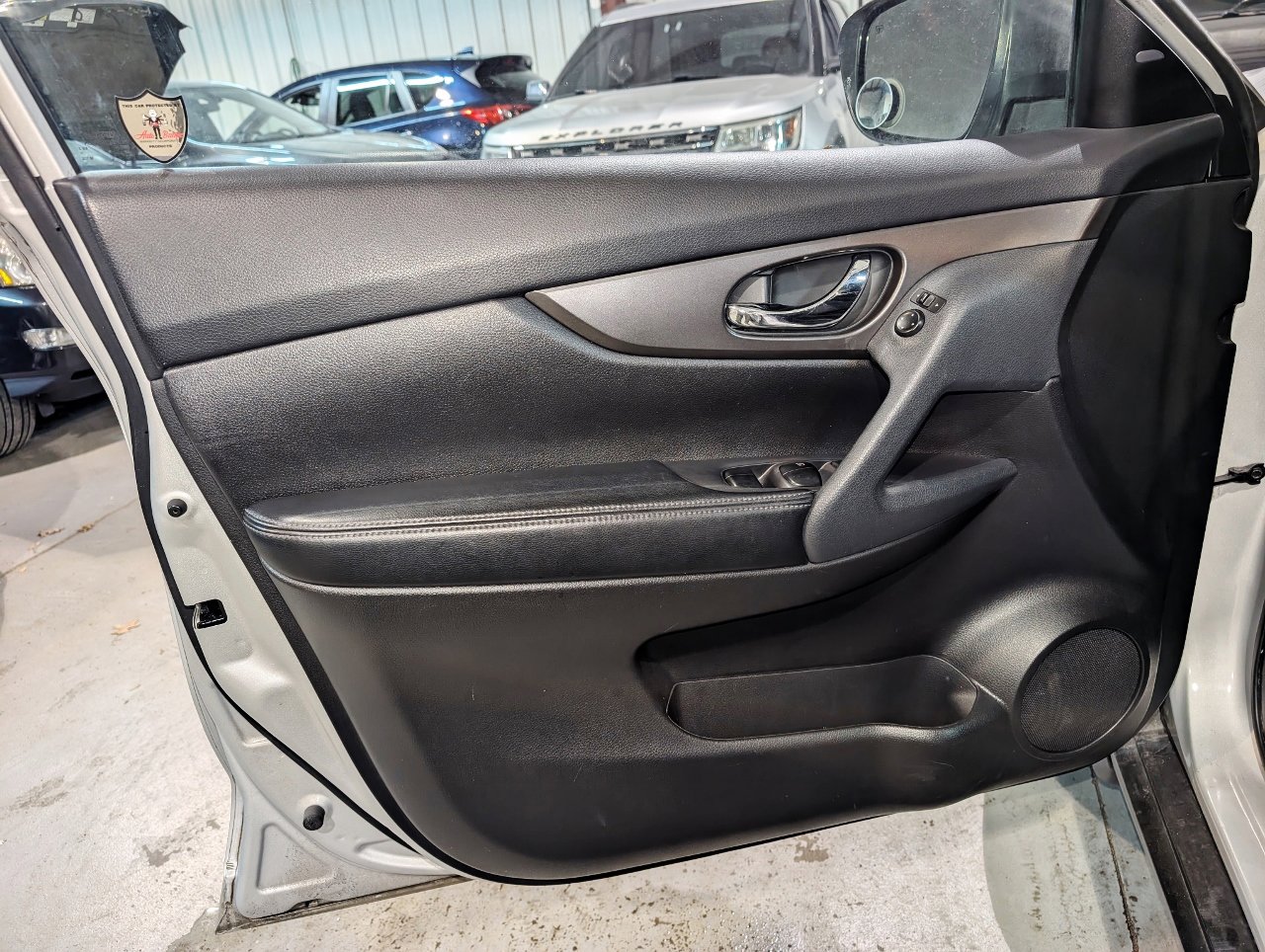 Used 2015 Nissan Rogue SV w/ SV Premium Package image 15