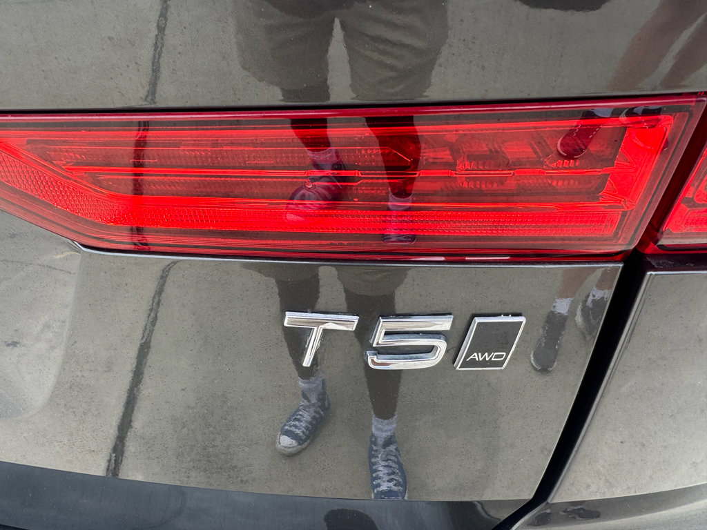 Used 2019 Volvo XC60 T5 Momentum w/ Multimedia Package AWD/4WD image 10
